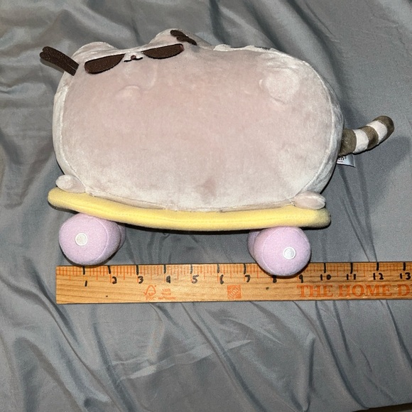Pusheen the cat .cat on a skateboard 2018 Barnes and noble - Picture 2 of 7